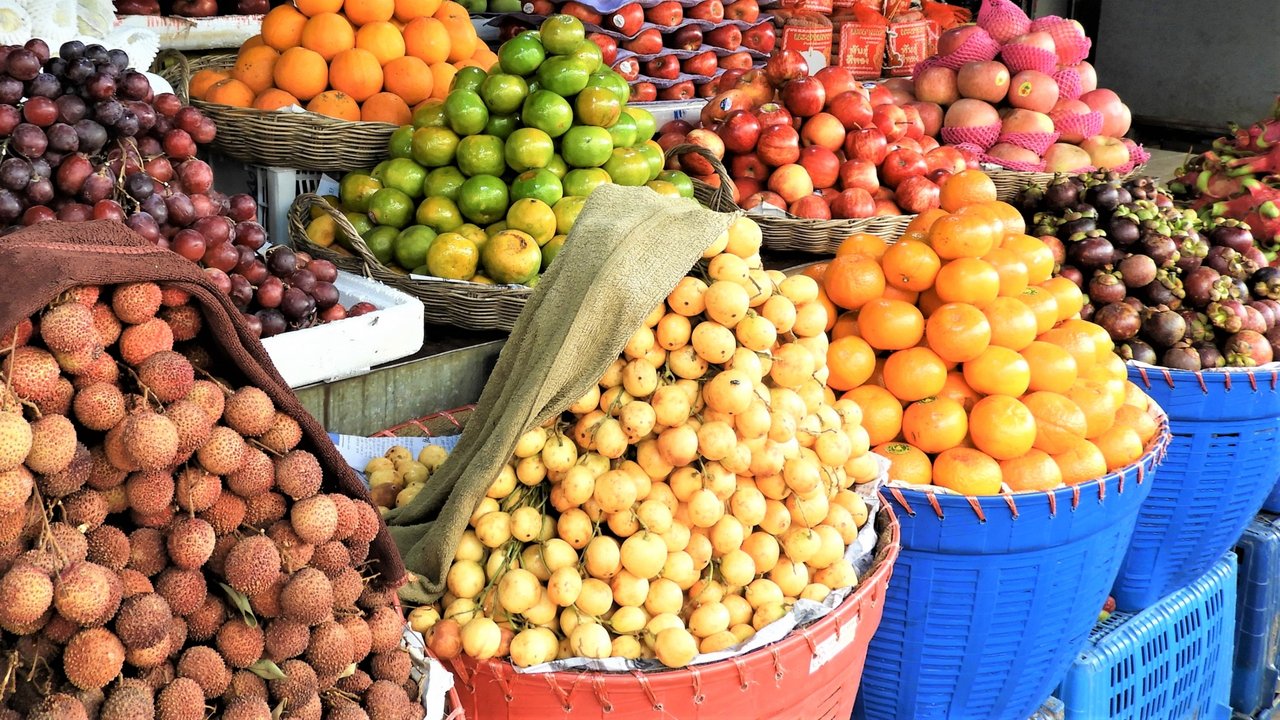 カンボジアの市場に並ぶ新鮮な食材と調味料