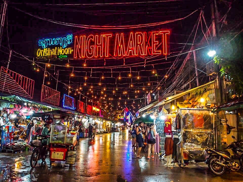 シェムリアップのナイトマーケットで賑わう屋台街